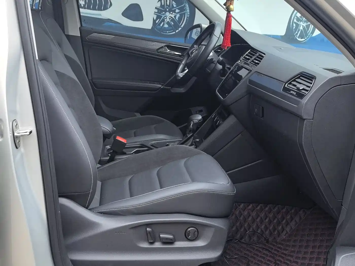 Volkswagen Tiguan L 2021 330TSI Automatic 2WD R-Line Premium фото 14