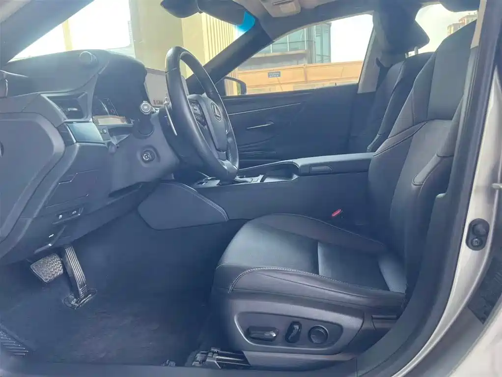 Lexus ES 2022 300h Ultimate Edition фото 3