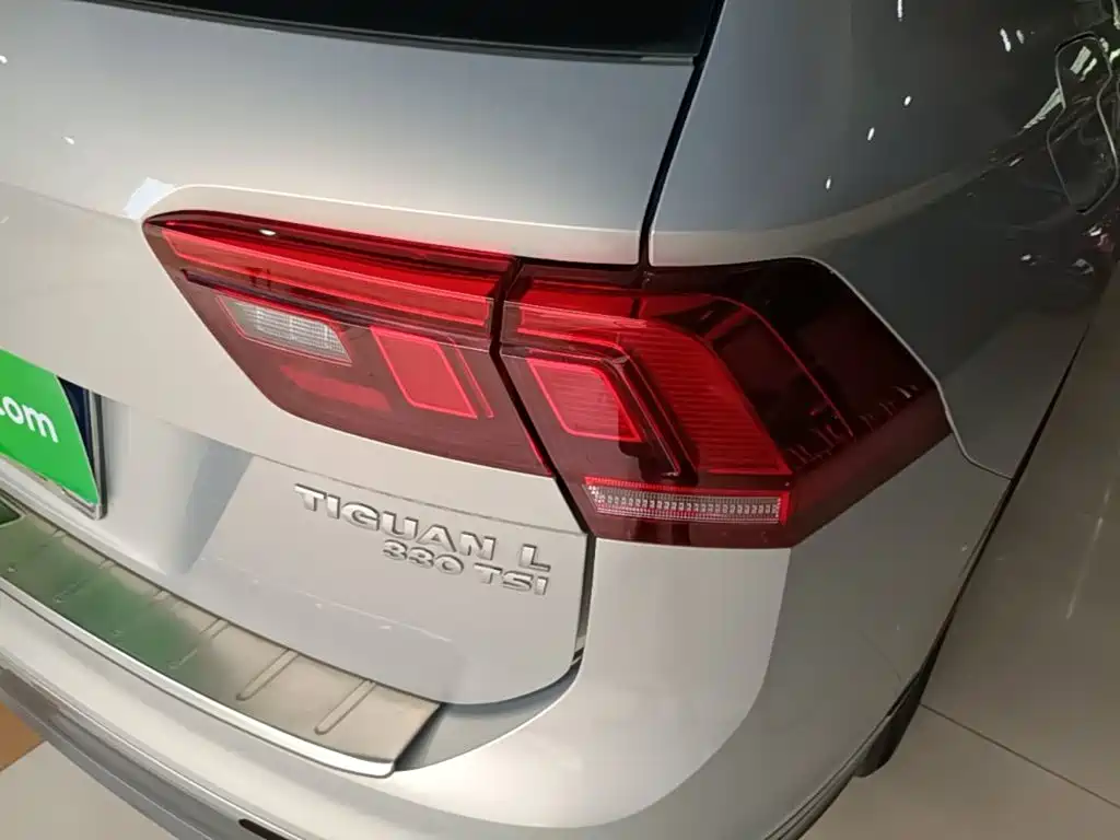 Photo 8 - Volkswagen Tiguan L