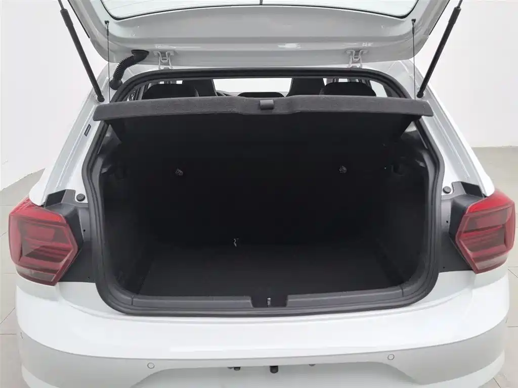 Volkswagen Polo 2023 Facelift Plus 1.5L Auto Chroma Tech Edition фото 16