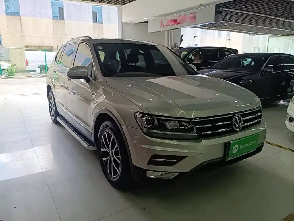 Photo 4 - Volkswagen Tiguan L