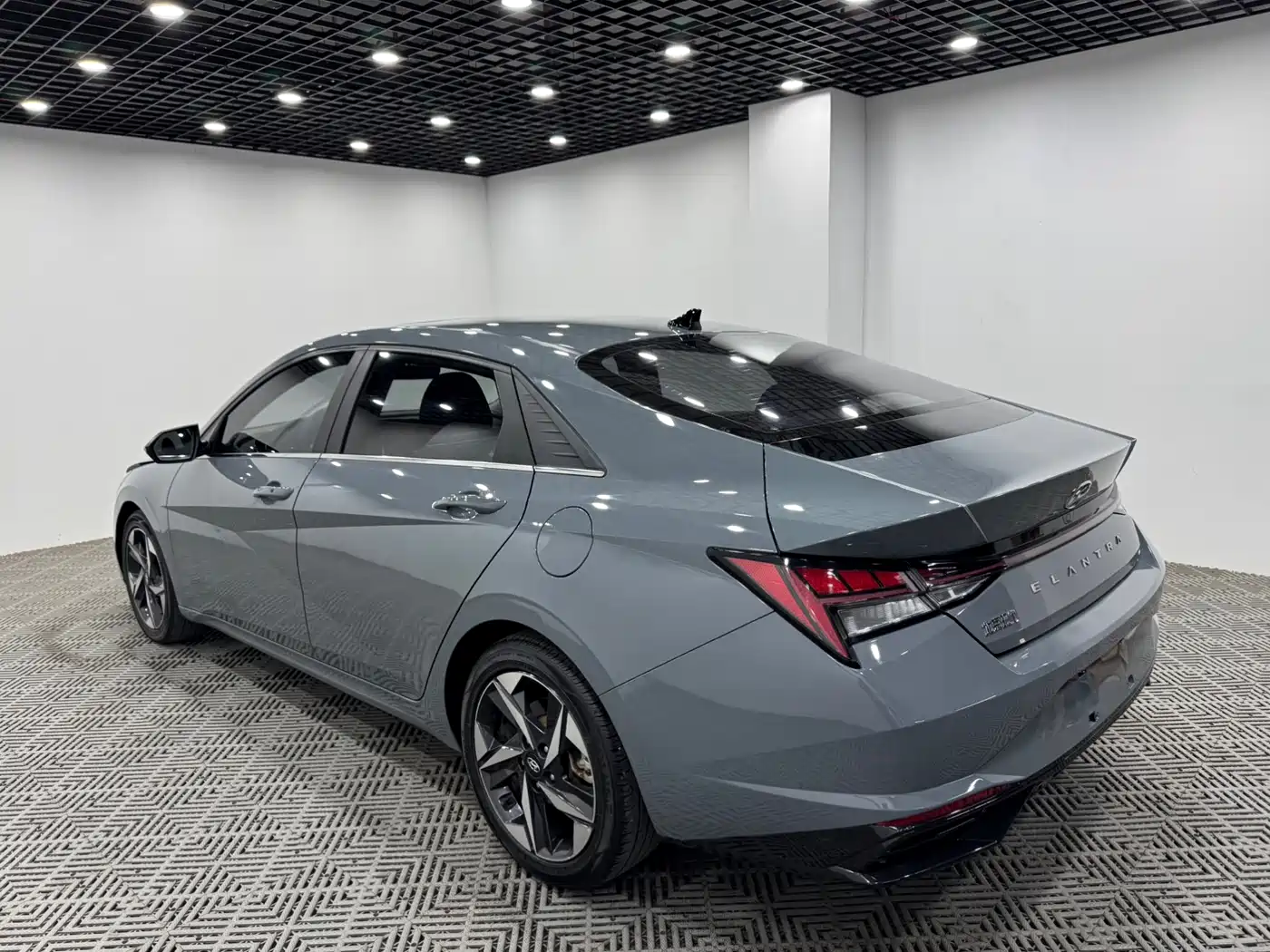 Hyundai Elantra 2021 1.5L CVT LUX Premium Edition фото 9