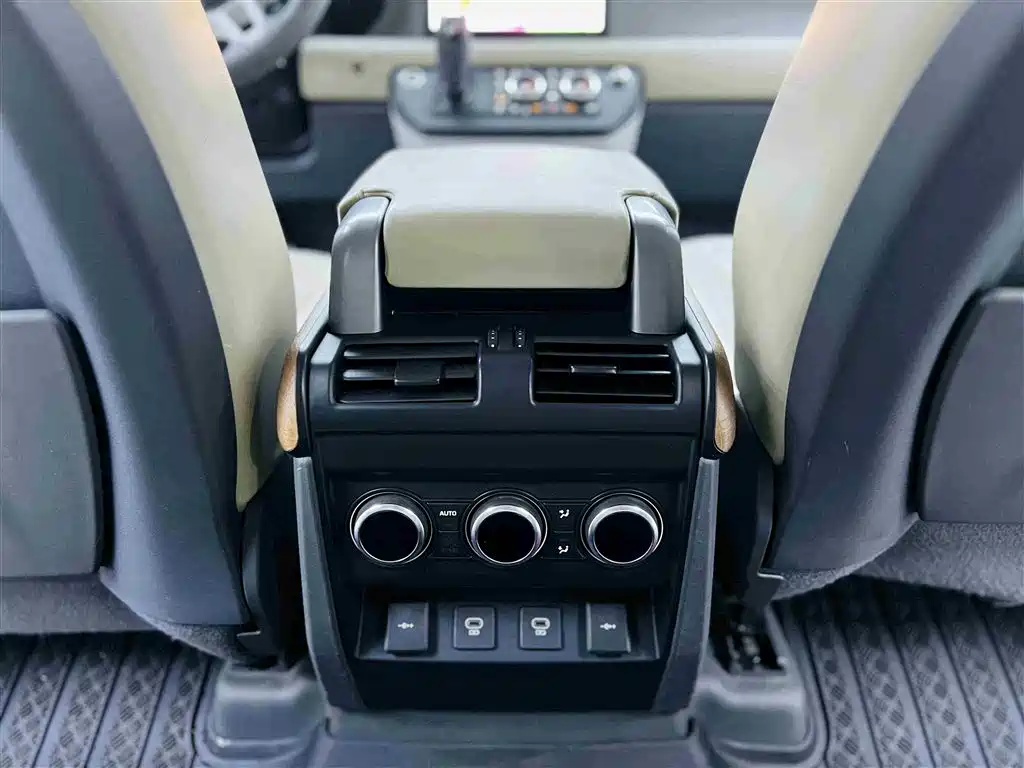 Land Rover Defender 2021 110 P400 Dark Special Edition фото 21