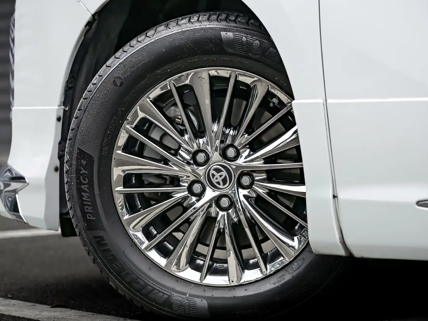 Toyota Alphard 2019 Hybrid 2.5L Luxury фото 5