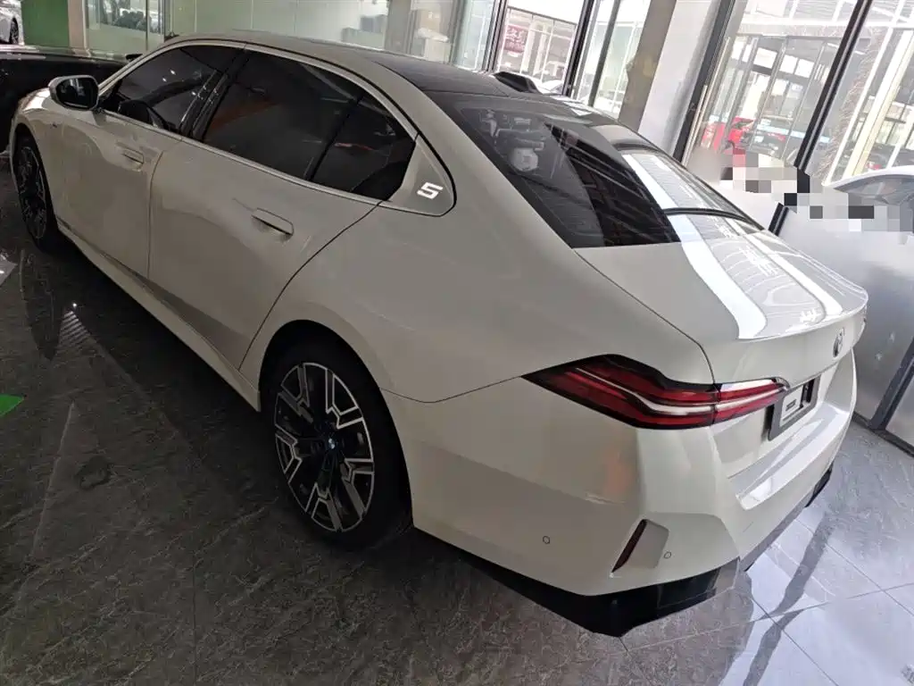 BMW 5 Series 2025 530Li Premium M Sport Package фото 23