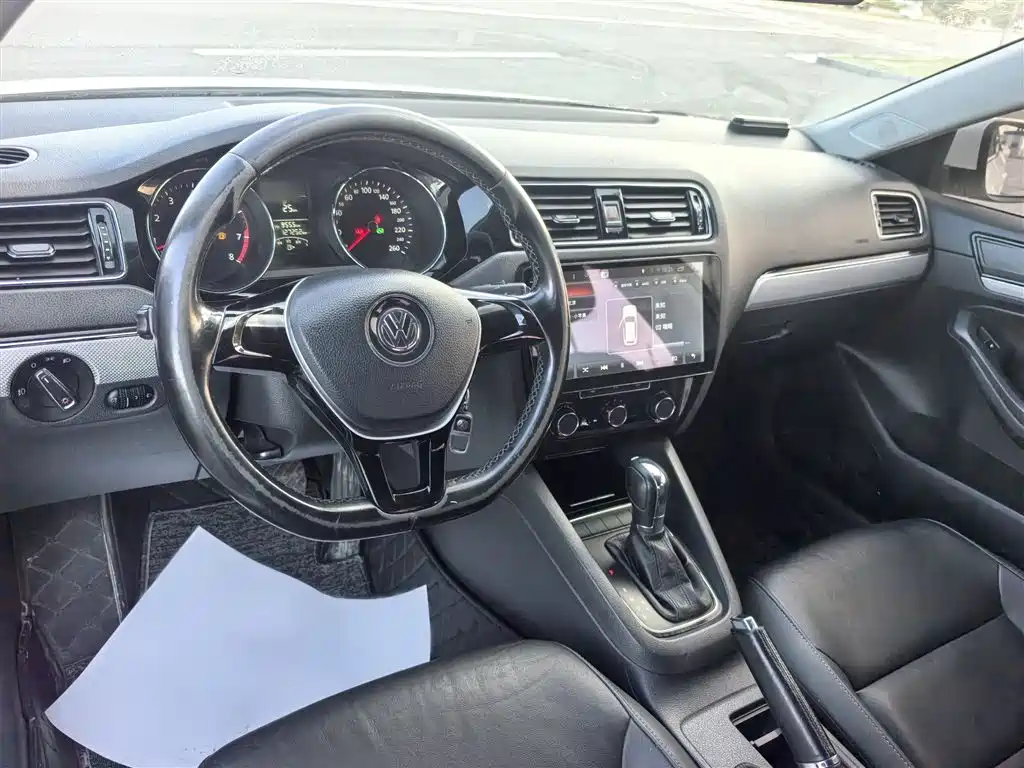 Volkswagen Sagitar 2015 1.6L Automatic Comfort фото 11