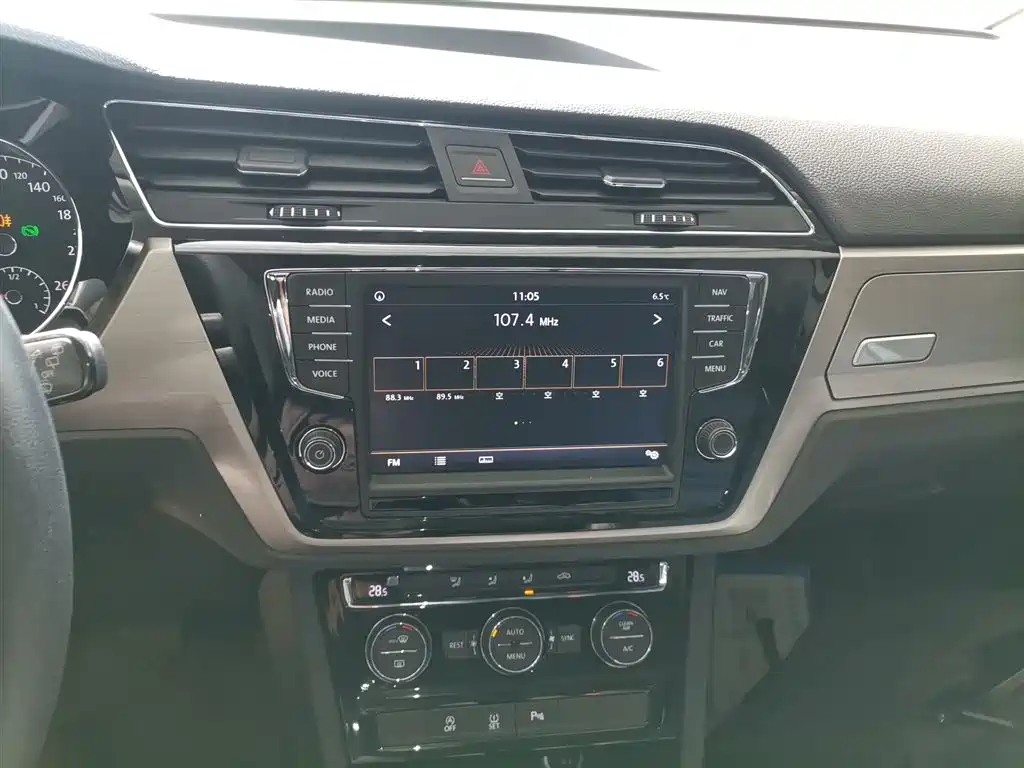 Volkswagen Touran 2018 Touran L 280TSI DSG Comfort 7-seater China V фото 13