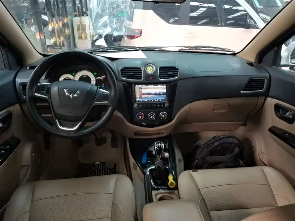 Wuling Motors Wuling Hongguang 2015 2014 1.5L S Luxury