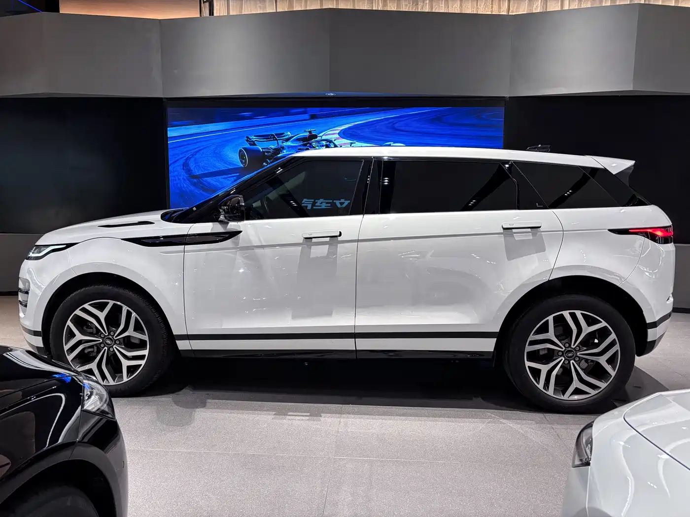 Land Rover Range Rover Evoque 2024 Range Rover Evoque L 249PS Light Master Edition фото 3