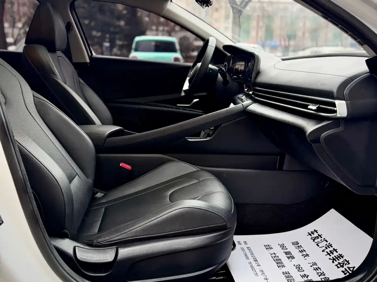 Hyundai Elantra 2023 Model 1.5L CVT LUX Premium Edition фото 13
