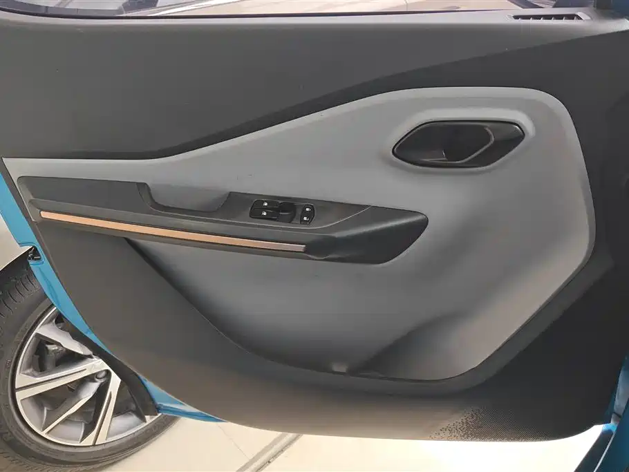 BAOJUN E200