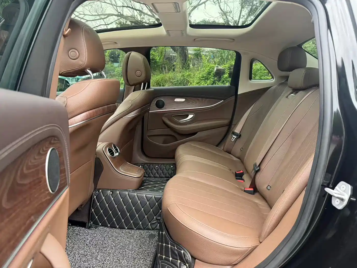 Mercedes-Benz E-Class New Energy 2022 E 350 e L Plug-in Hybrid Sedan фото 10
