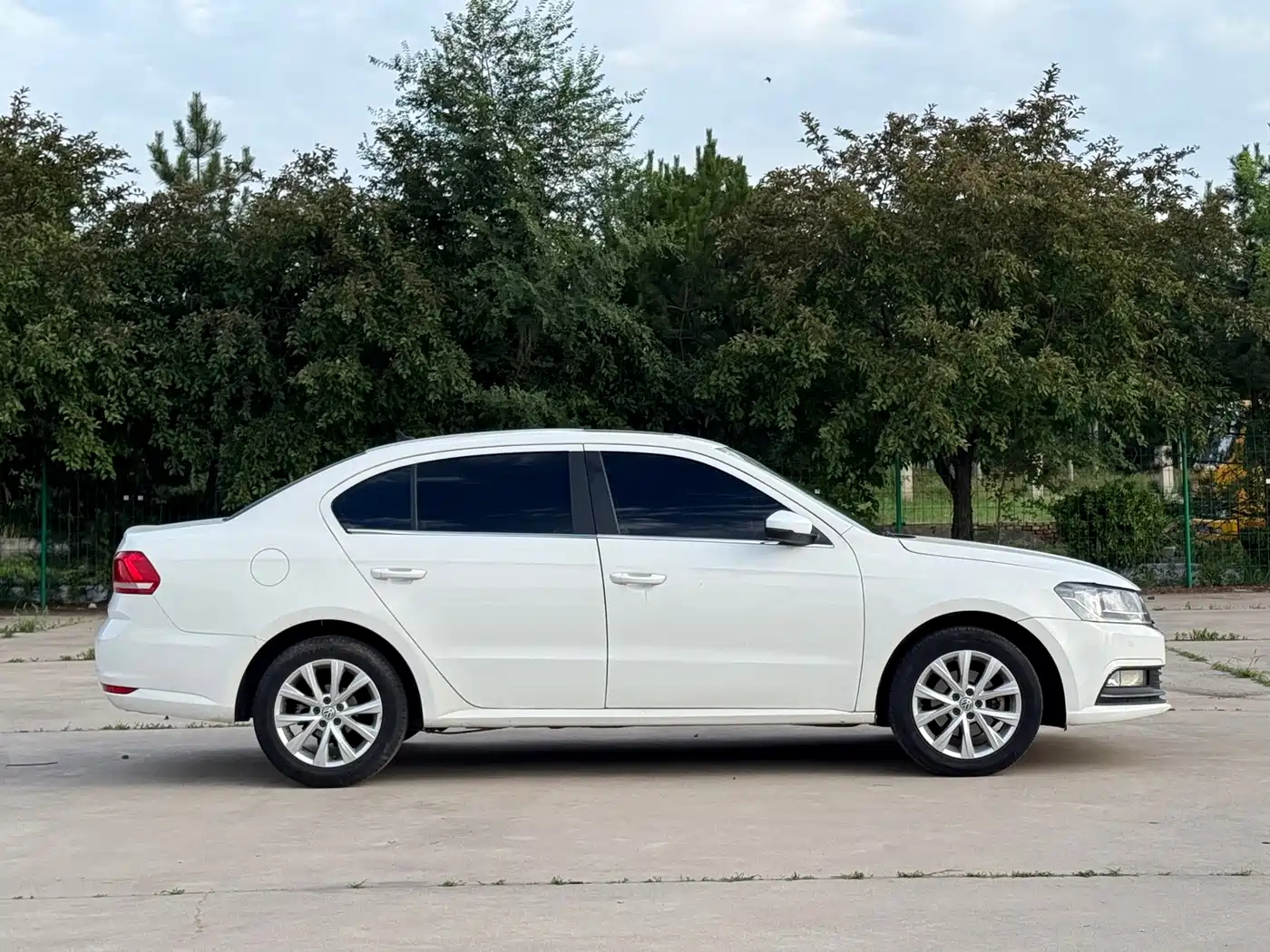 Volkswagen Lavida 2017 1.6L Automatic Comfort Edition фото 7