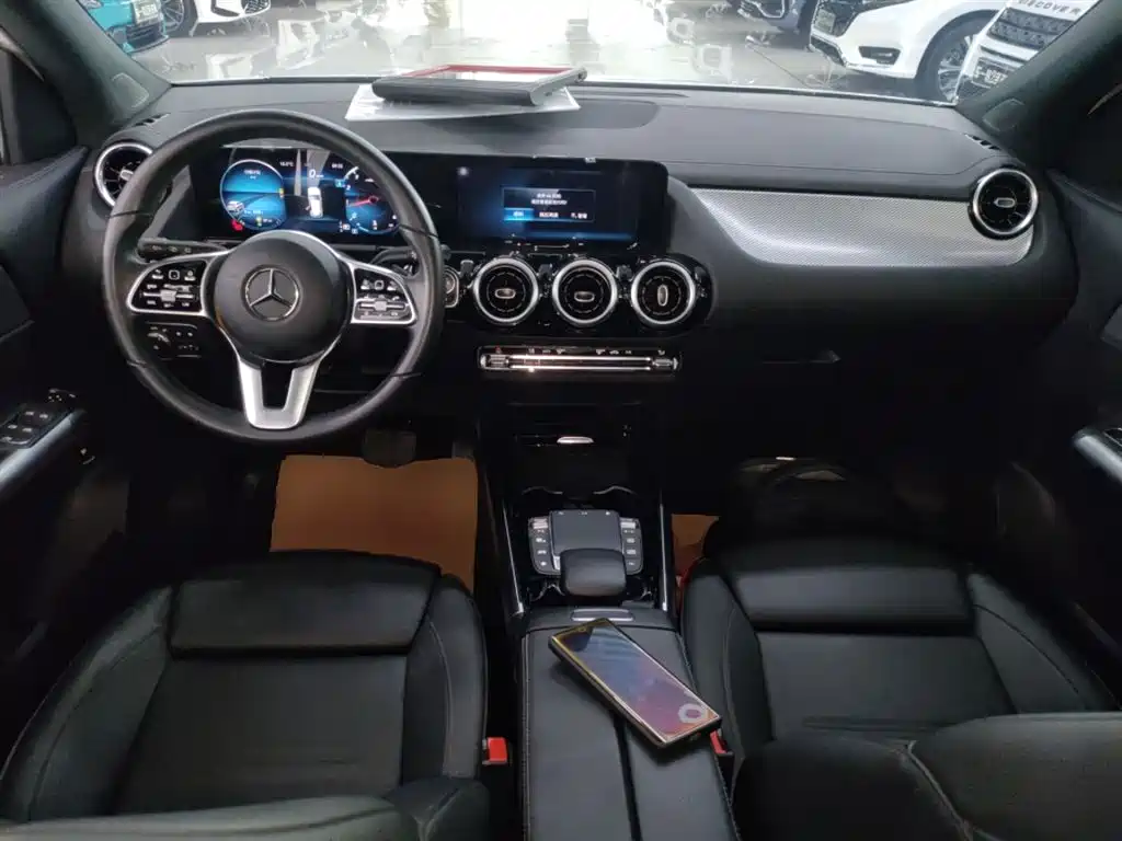 MERCEDES-BENZ GLA