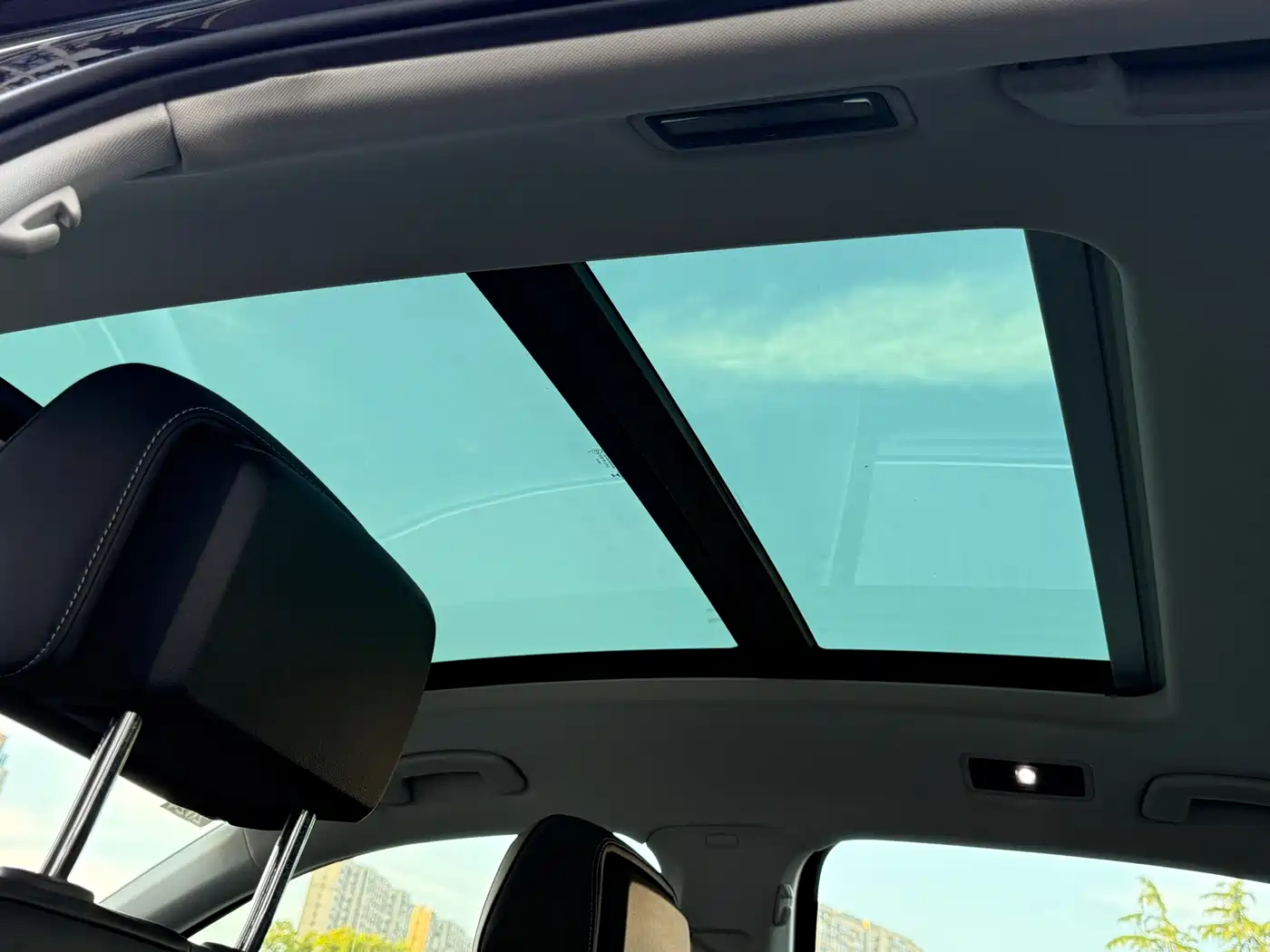 Volkswagen Passat 2022 330TSI Starlight Luxury Edition фото 10
