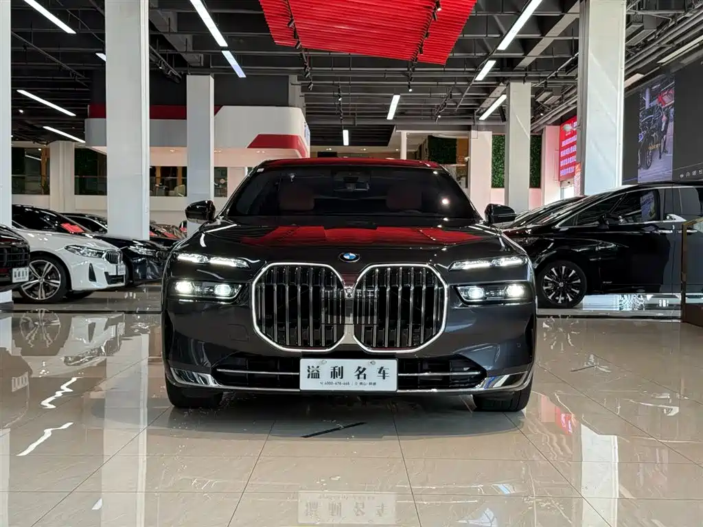 BMW 7 Series 2023 740Li Exclusive M Sport Package фото 8
