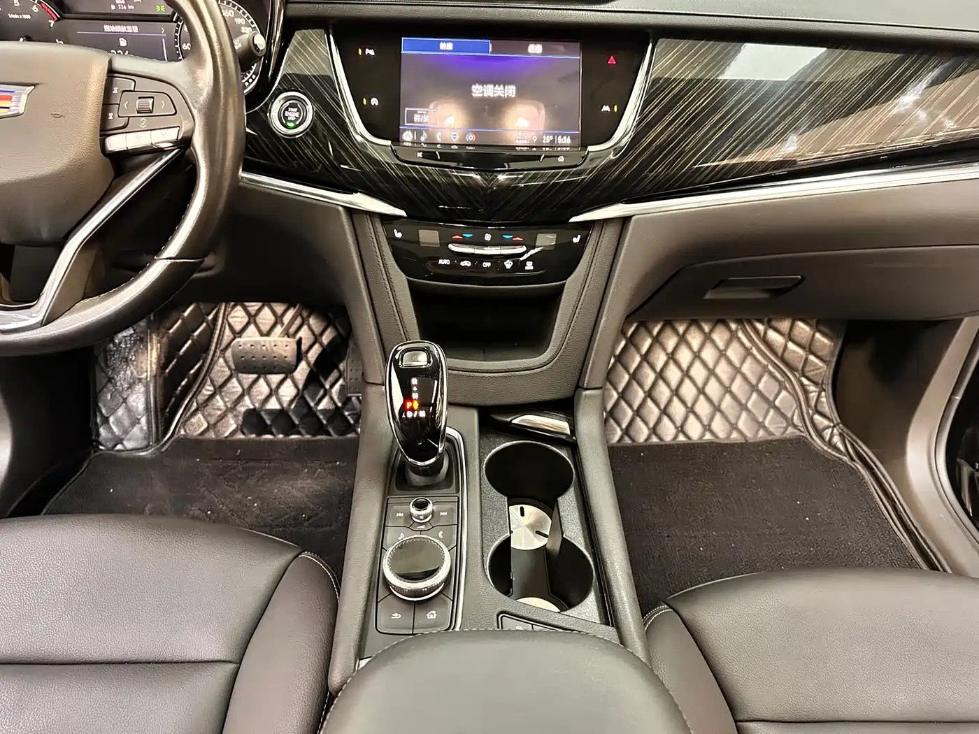 CADILLAC XT6