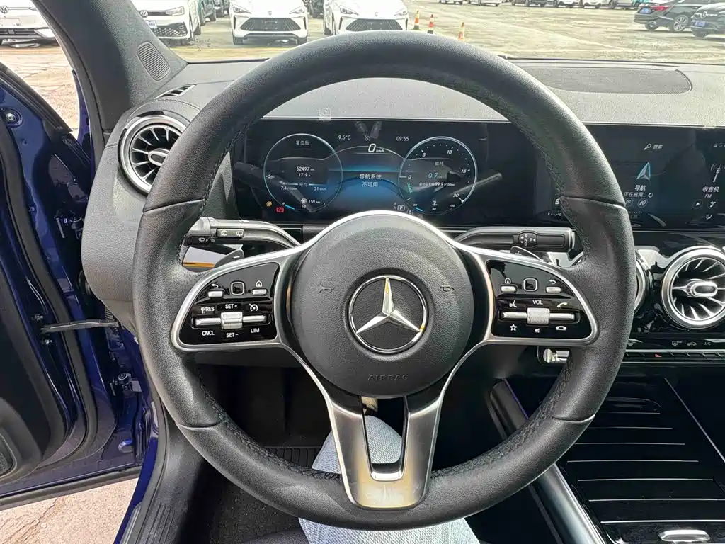 MERCEDES-BENZ GLA