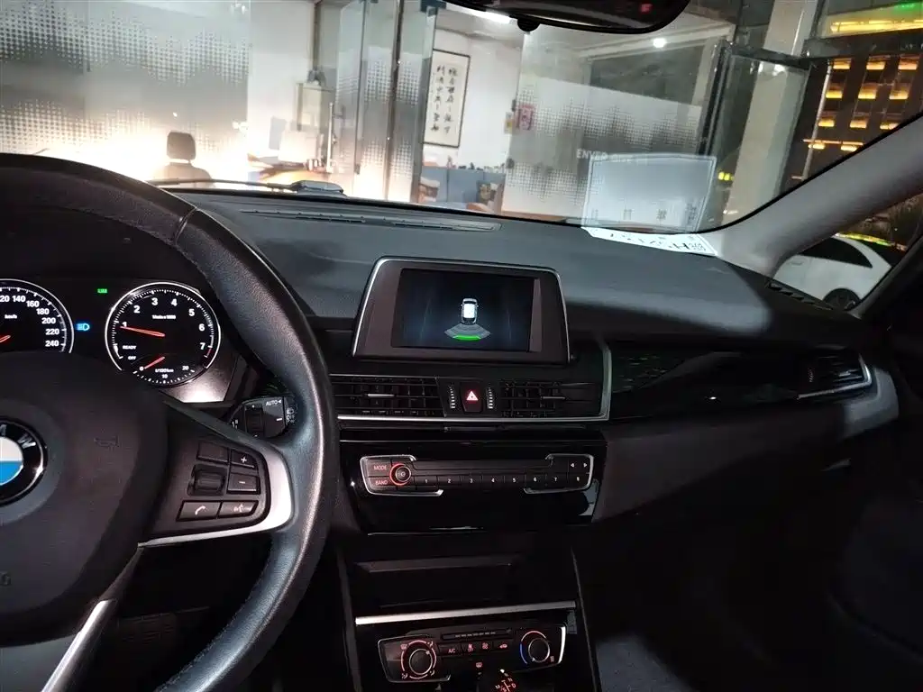 BMW 2 Series Touring 2018 218i Sport Line фото 7