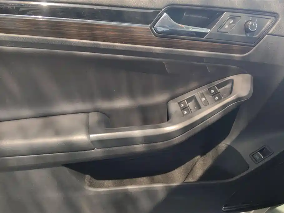 Volkswagen Sagitar 2017 230TSI Automatic Luxury фото 7