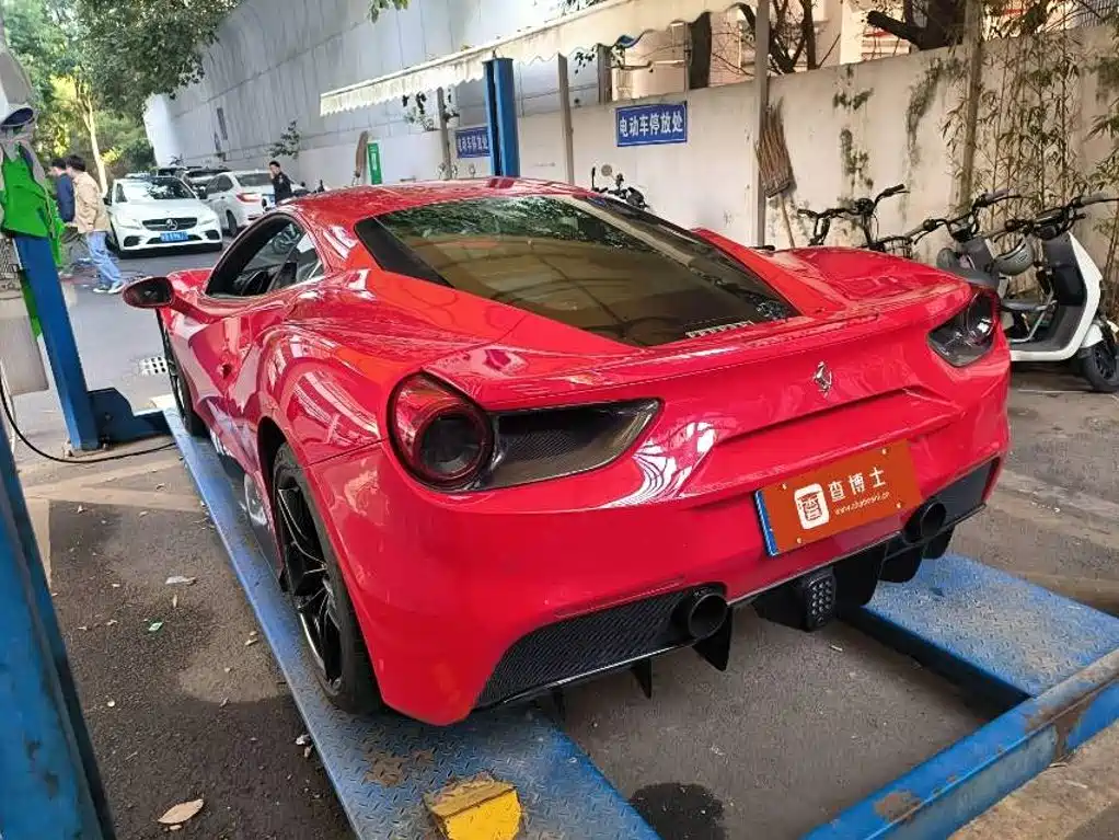 Фото 5 - Ferrari 488