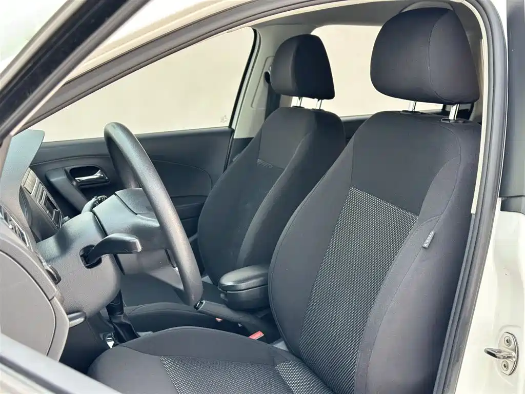 Volkswagen Polo 2013 1.6L Automatic Comfort Edition фото 20