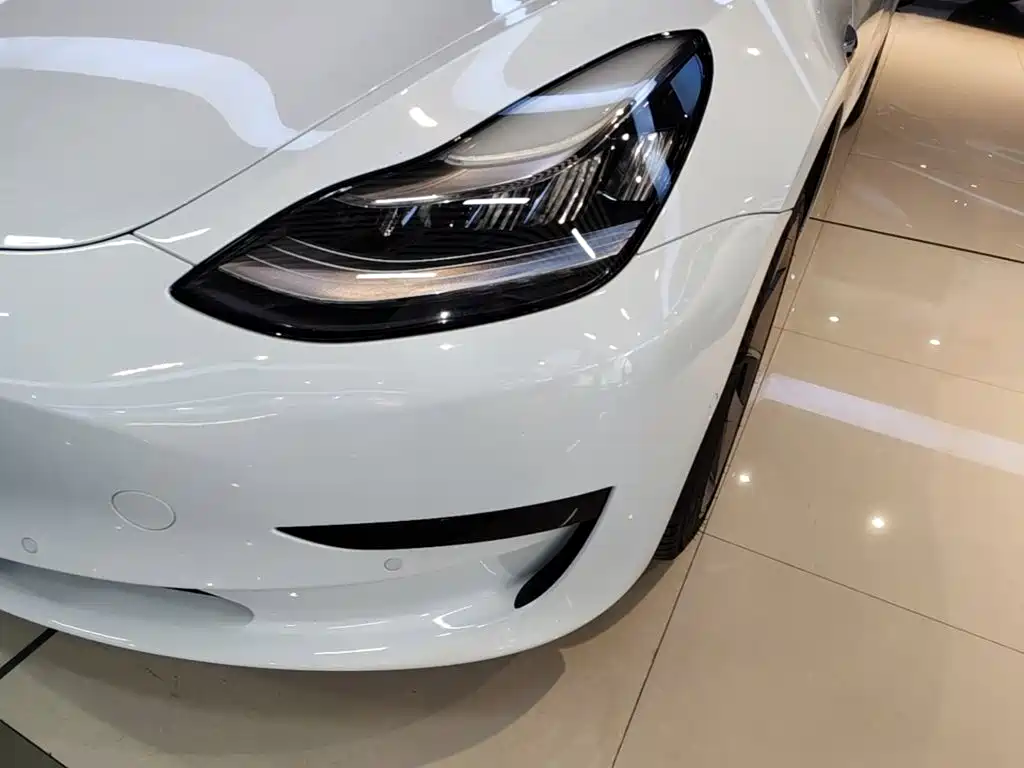 Фото 24 - Tesla Model 3