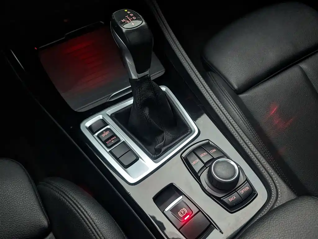 BMW 1 Series 2018 118i Sport Edition фото 8