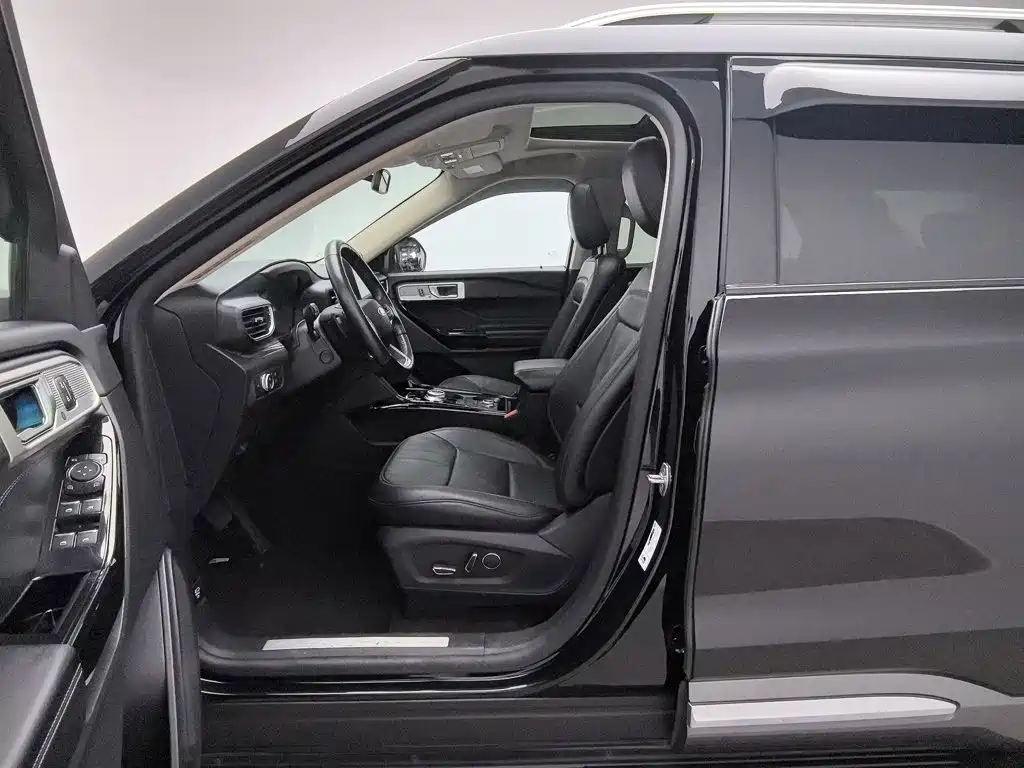 Photo 10 - Ford Explorer