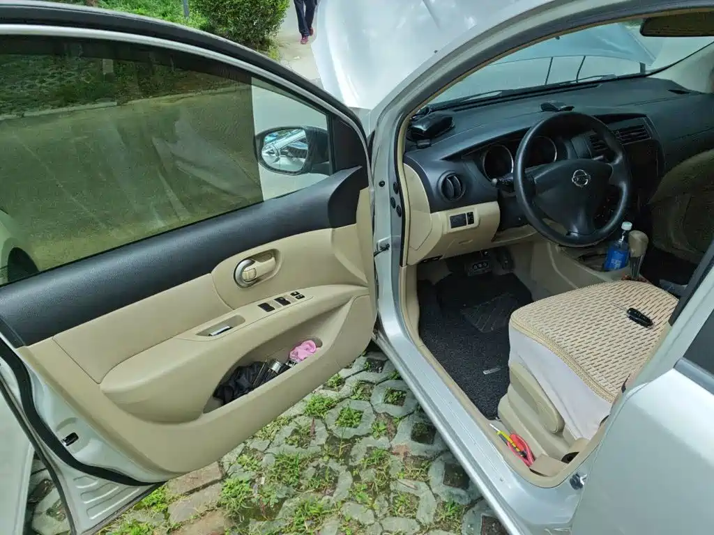 Nissan Livina 2015 2015 1.6XE CVT Comfort Connect Edition