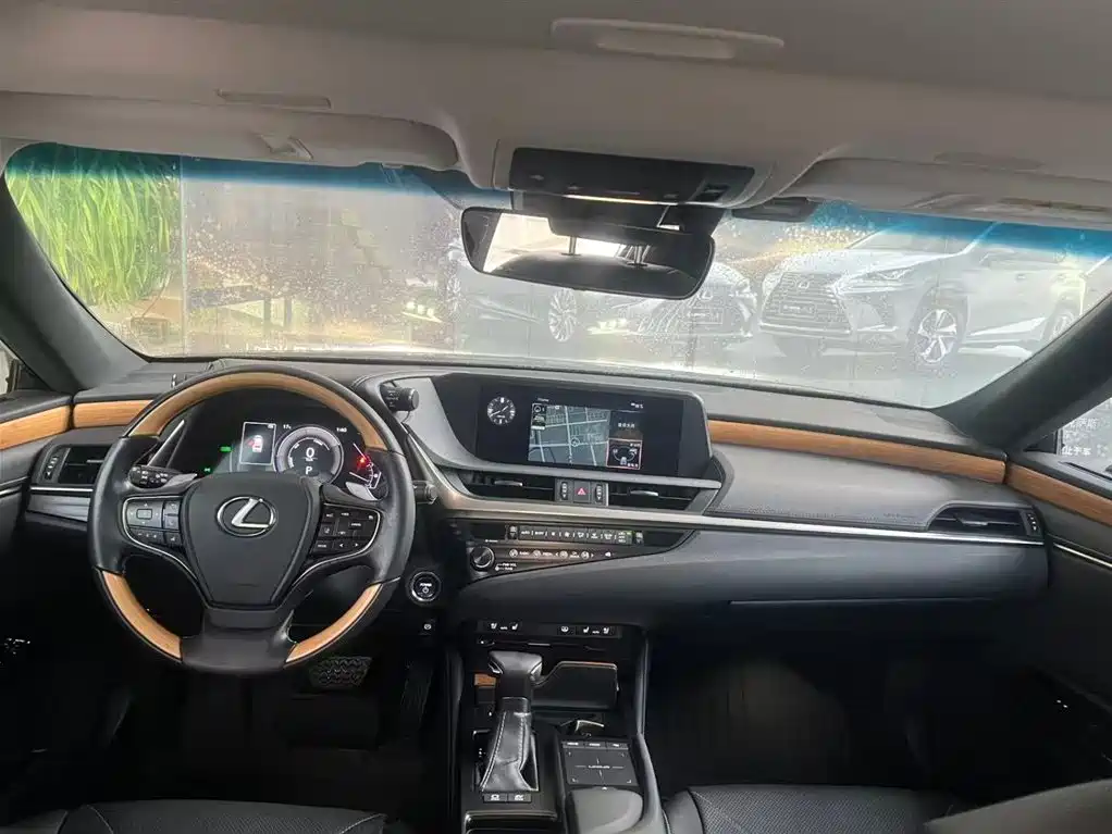 Lexus ES 2020 Model 300h Premium Edition фото 2