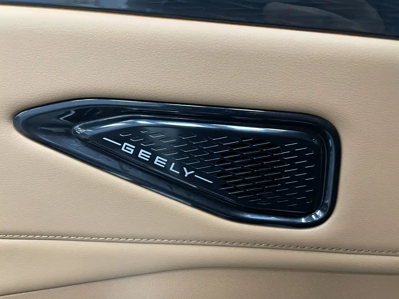 Geely Galaxy Galaxy L7 2025 EM-i 115km Explorer+ Edition фото 16