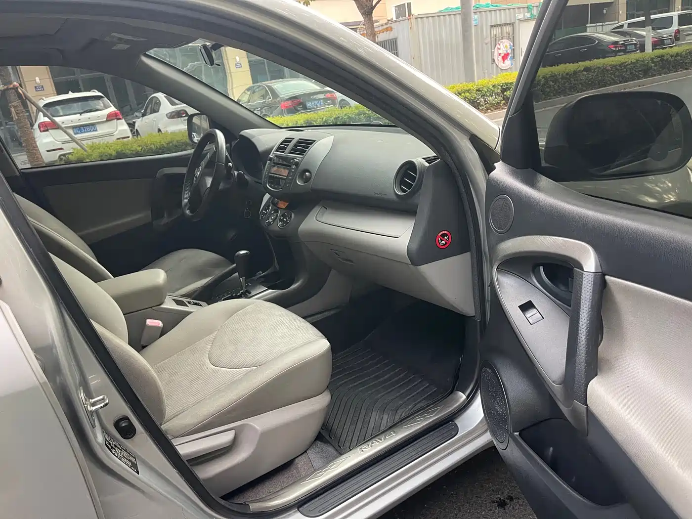 Toyota RAV4 Rongfang 2010 2.0L Automatic Luxury Upgrade Edition фото 9