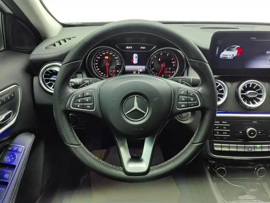 Mercedes-Benz GLA 2018 GLA 220 4MATIC Sport фото 15