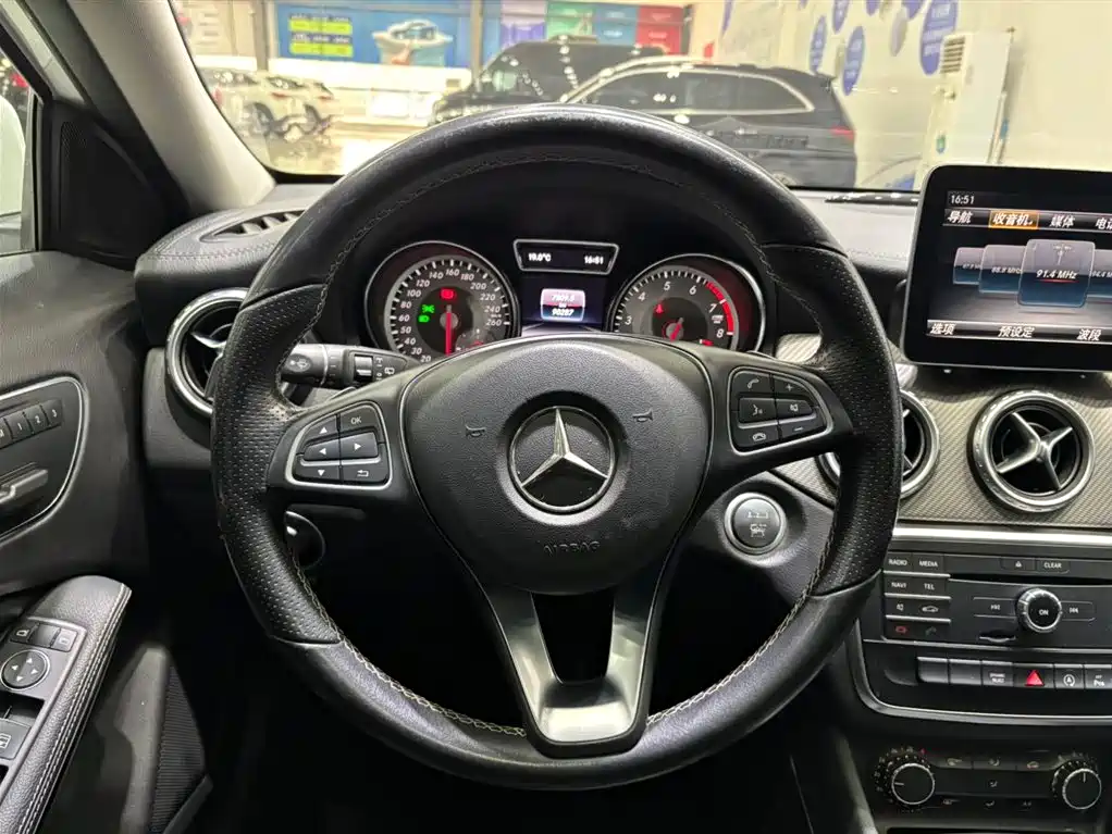 MERCEDES-BENZ GLA