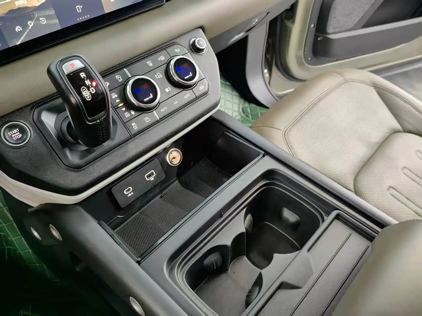 Land Rover Defender 2021 110 P400 Dark Special Edition фото 10