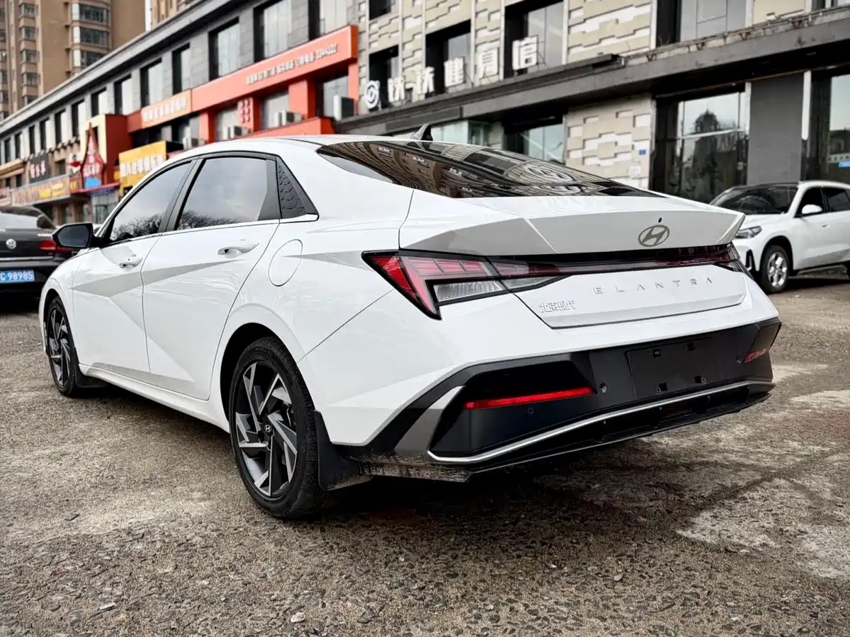 Hyundai Elantra 2023 Model 1.5L CVT LUX Premium Edition фото 4
