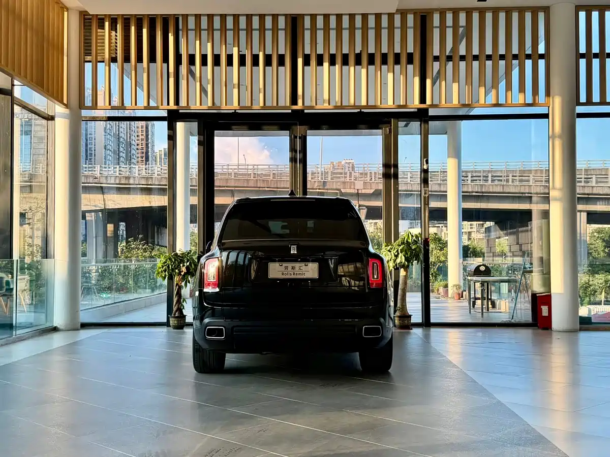 Фото 5 - Rolls-Royce Cullinan
