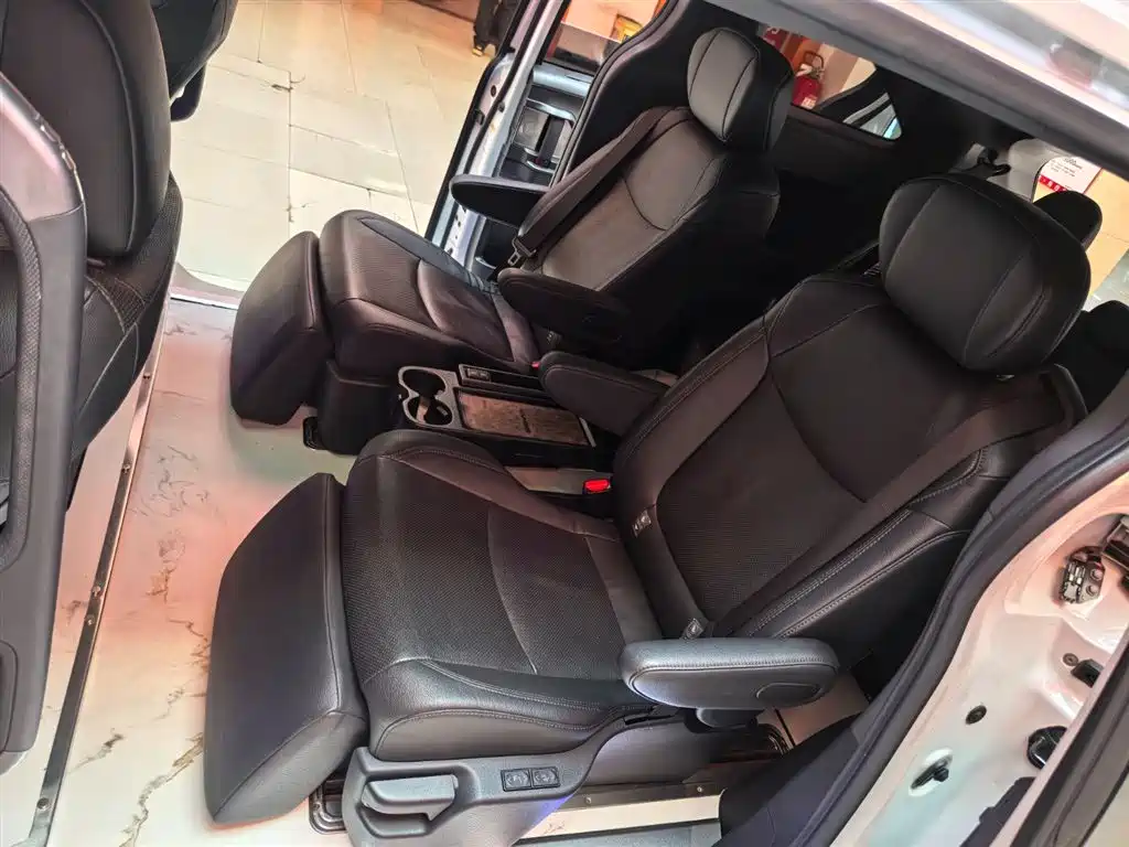 Toyota Sienna 2021 2.5L Hybrid Premium Edition фото 18