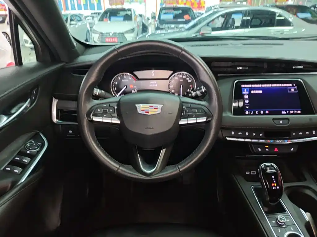 Фото 11 - Cadillac XT4