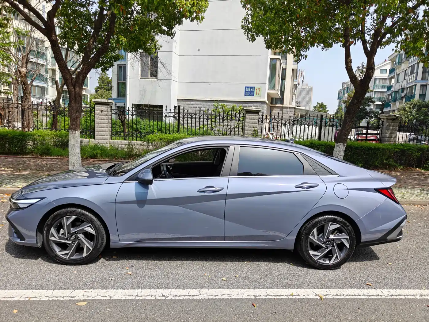 Hyundai Elantra 2023 Model 1.5L CVT LUX Premium Edition фото 3