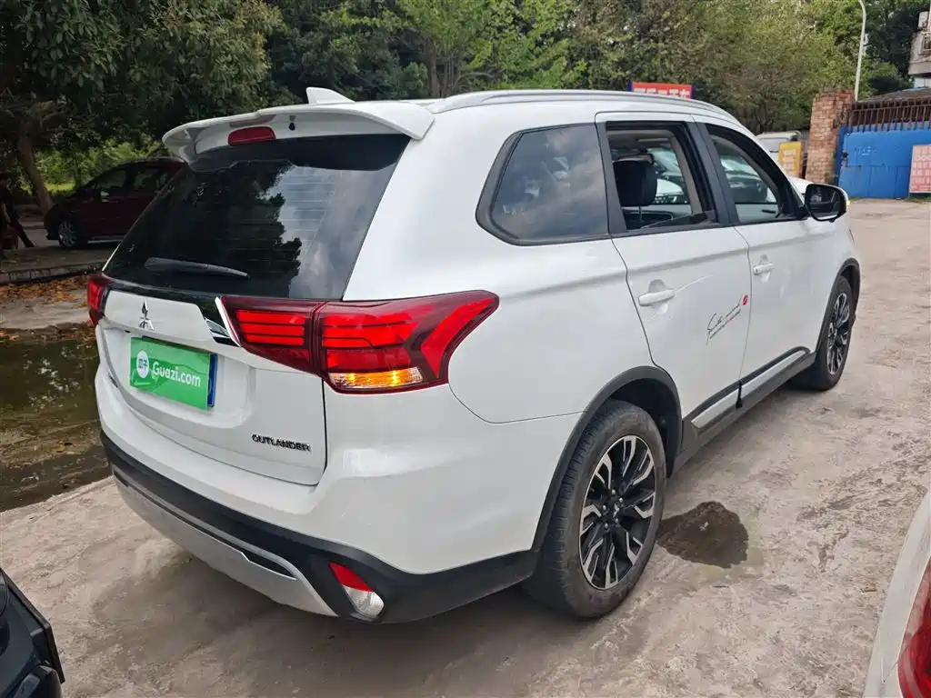 MITSUBISHI OUTLANDER