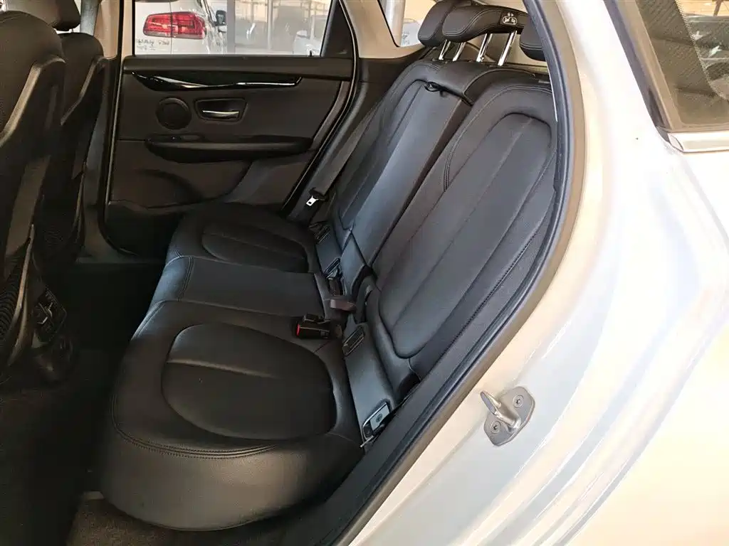 BMW 2 Series Touring 2018 218i Luxury Line фото 14