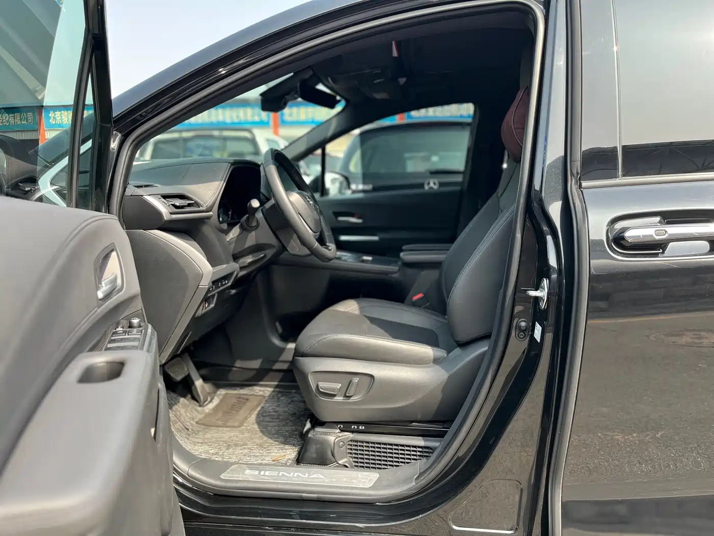 Toyota Sienna 2024 2.5L Hybrid 4WD Premium Edition фото 7