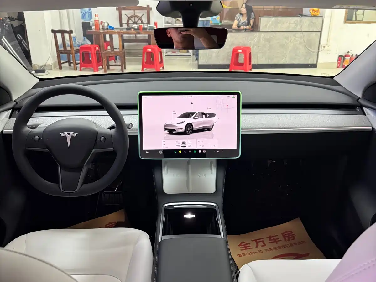 TESLA MODEL Y