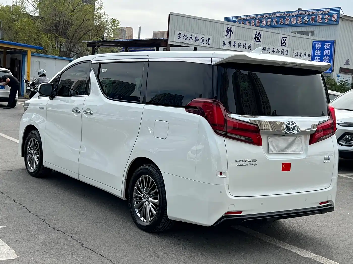 Toyota Alphard 2021 Hybrid 2.5L Premium фото 9