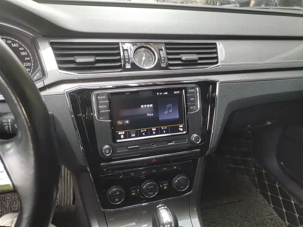 Volkswagen Passat 2017 330TSI DSG Prestige фото 6