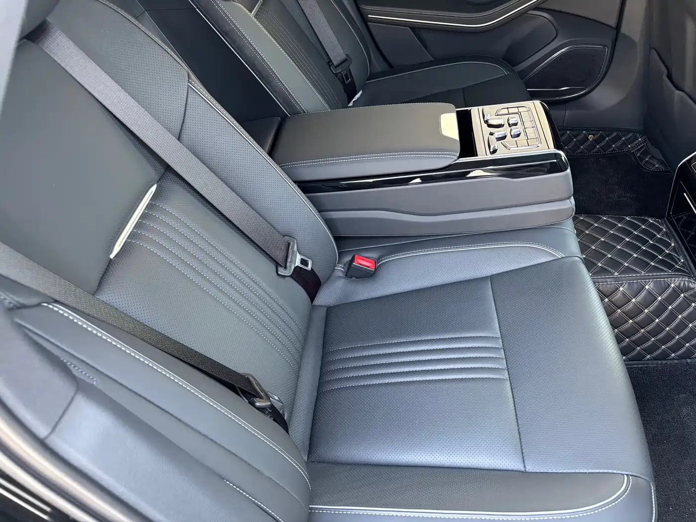 Hongqi H9 2022 2.0T Smart Connect Flag Enjoy Edition фото 17