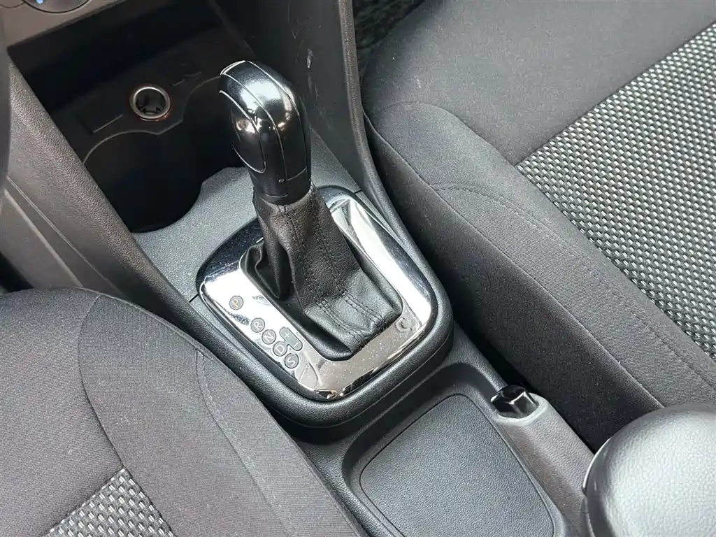 Volkswagen Polo 2013 1.6L Automatic Comfort Edition фото 19