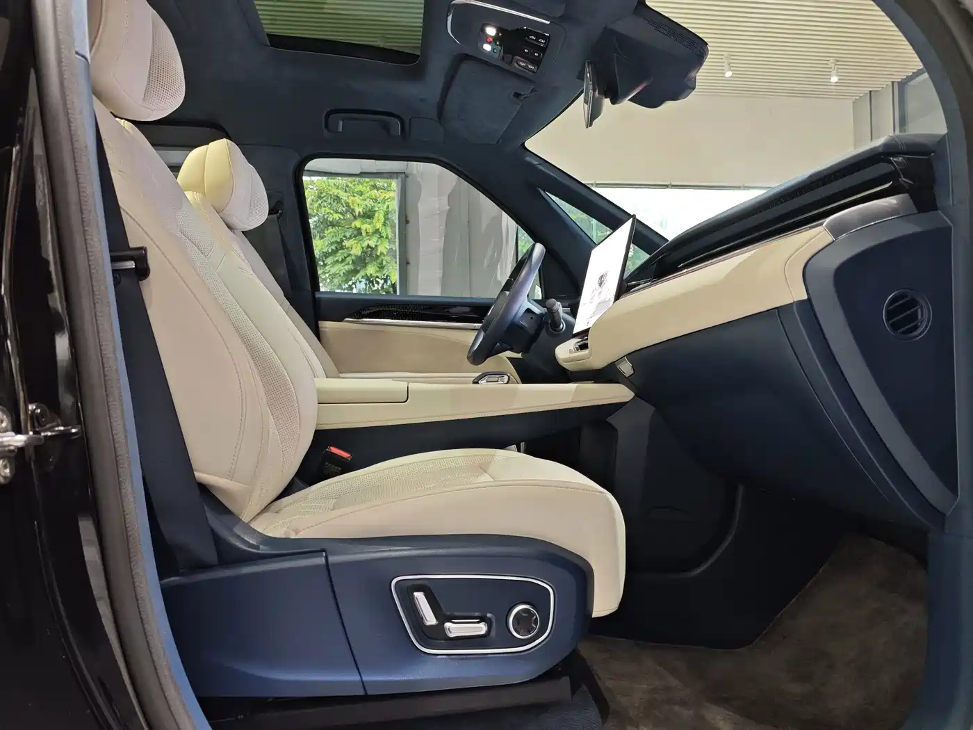 ZEEKR 009 2025 2024 6-seat Executive AWD 108kWh